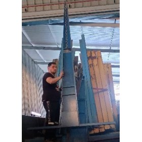struttura ferro creata per casse vetri larga 1,70 alta 2,70 peso 75kg