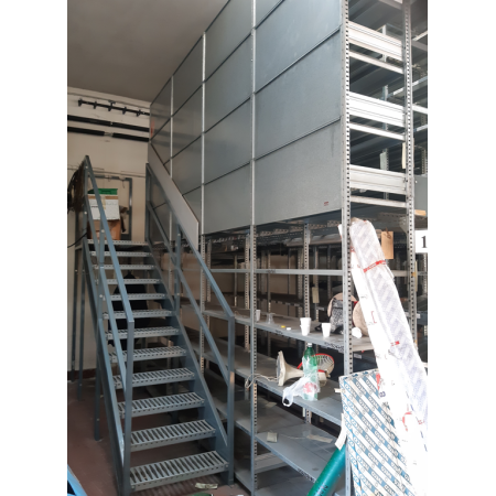 scaffali isola sopraelevata metallo zincato completo di scala a norma